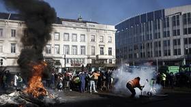 Llamas y protestas furiosas arden frente al parlamento de la UE (VIDEOS)