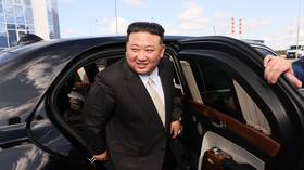 Putin gives Kim Jong-un luxury automobile