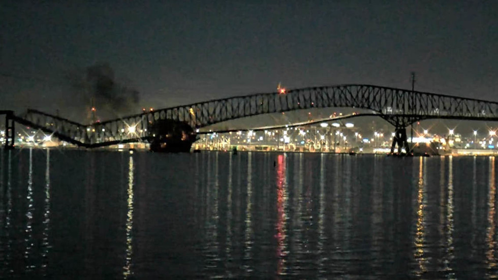 US bridge collapses after being hit by ship (VIDEO)