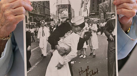 Iconic WW2 kiss photo avoids ban — RT World News