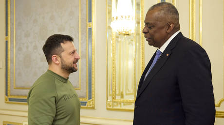 Ukrainian president Vladimir Zelenzky (L) welcoming US Defence Secretary Lloyd Austin in Kiev.