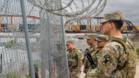 Migrants break through security barrier at US border (VIDEO)