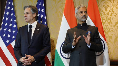 US Secretary of State Antony Blinken (L) arrives with India's External Affairs Minister Subrahmanyam Jaishankar, for meetings in New Delhi on November 10, 2023.