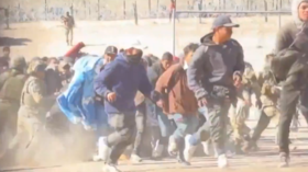 Migrantes rompem barreira de segurança na fronteira dos EUA (VÍDEO)