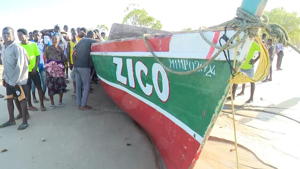Mozambicans fleeing cholera outbreak die in ferry accident