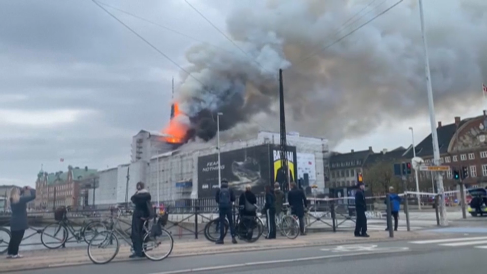 Denmark’s iconic stock exchange building on fire (VIDEO)