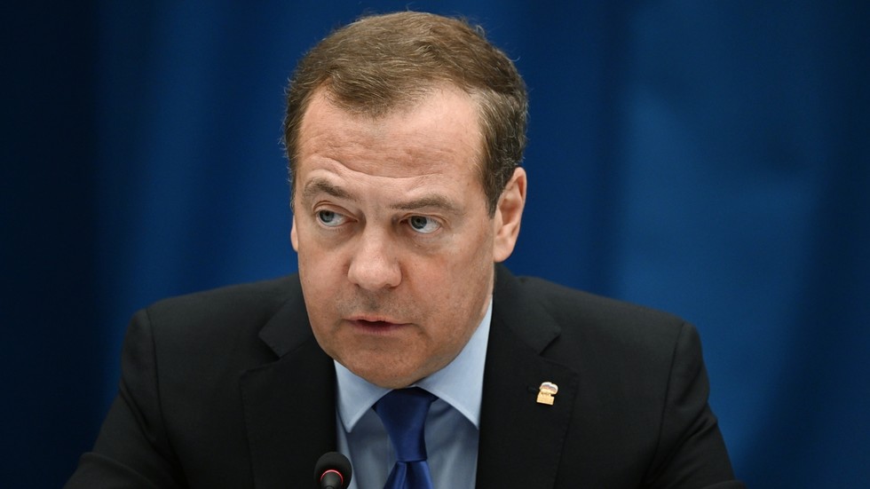 Occidente conspira para asesinar a Zelensky: Medvedev