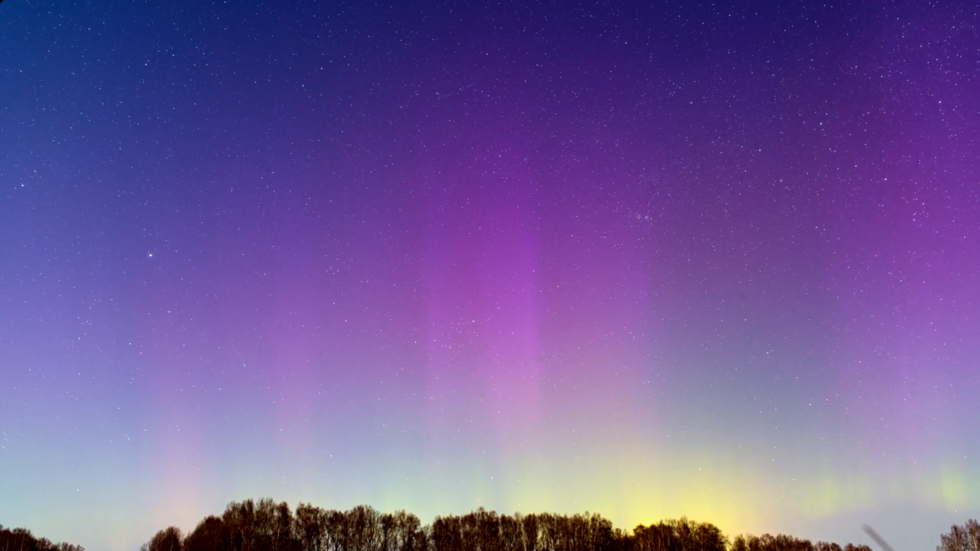 Pinkfarbene Nordlichter erhellen den Himmel über Russland (VIDEO)