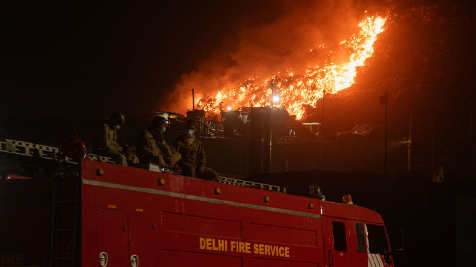 Massive fire erupts at Delhi’s ‘mount of shame’ (VIDEOS)