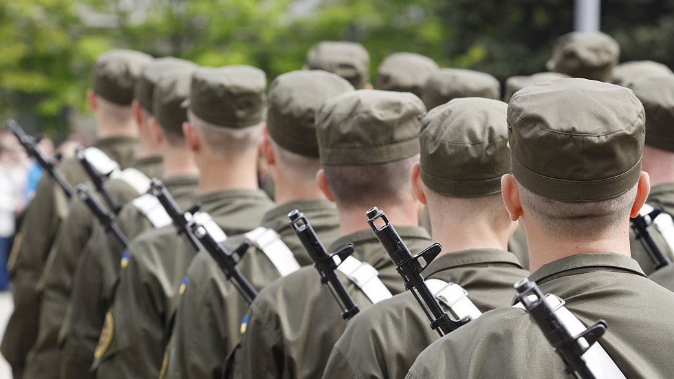 Ucrania congela todos los servicios consulares para hombres en edad militar en el extranjero: informes