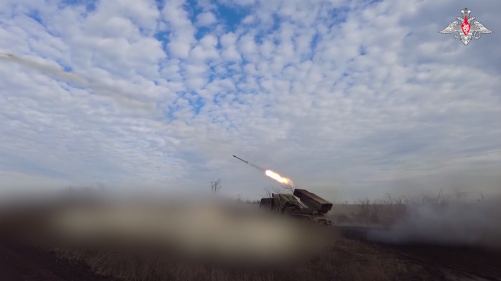REGARDEZ les roquettes russes Grad pilonner les positions ukrainiennes