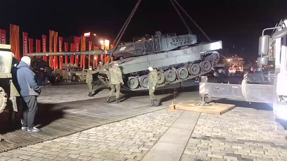 WATCH trophy German-made Leopard tank arrives at Moscow display