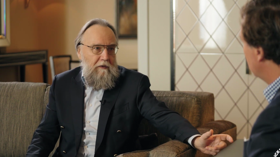 Такер Карлсон берет интервью у консервативного российского философа Александра Дугина