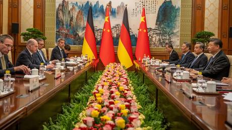 German Chancellor Olaf Scholz (SPD) sits opposite Xi Jinping, President of China, during talks at the State Guest House.