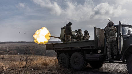 FILE PHOTO. Ukrainian soldiers fire artillery at their fighting position.