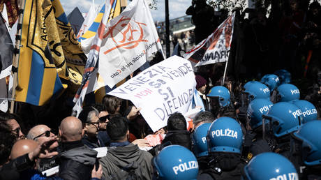 Venetians clash with riot police over tourist toll (PHOTOS, VIDEO)