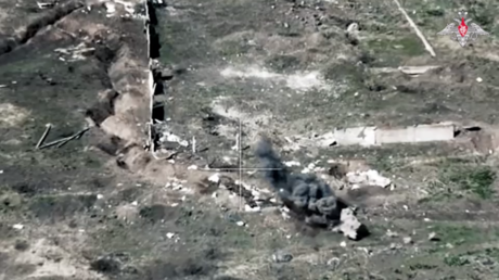 Russische Drohnen greifen ukrainische Stellungen im Donbass an (VIDEO) — RT Russland & ehemalige Sowjetunion