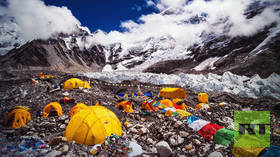 'Bau': Gunung tertinggi di dunia dipenuhi dengan kotoran dan sampah. Nepal membunyikan alarm