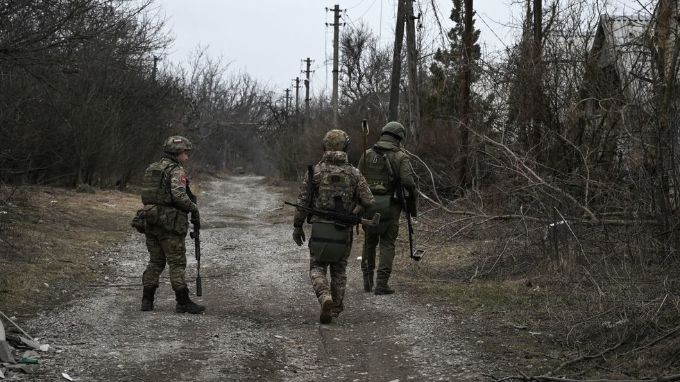 Российские войска укрепляют позиции в Донбассе