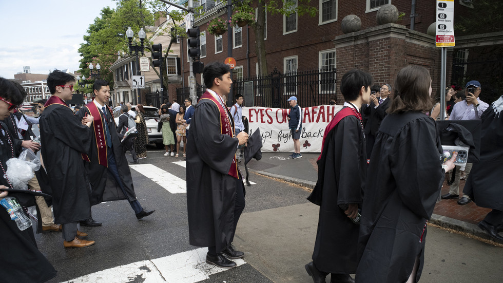 Harvard graduates stage commencement walkout over Gaza (VIDEO) — RT World News