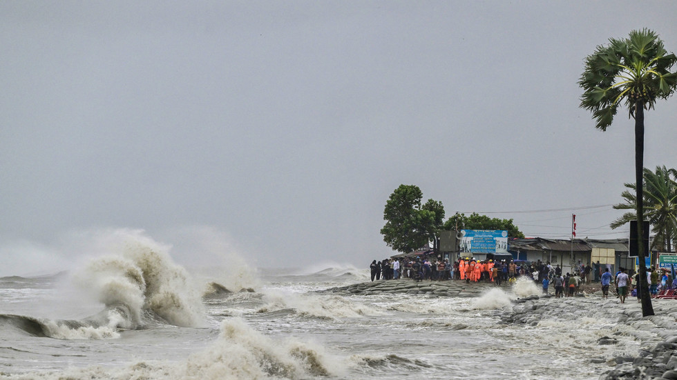 Nearly a million evacuated as cyclone batters Bangladesh and India ...