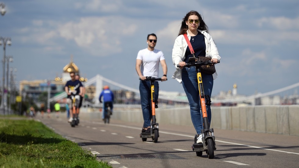 Russische Abgeordnete bereiten die Verhängung von Geldstrafen gegen betrunkene E-Scooter-Betreiber vor