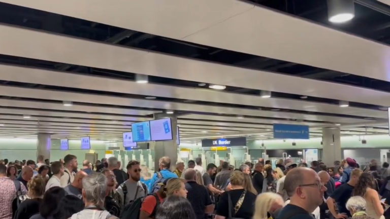 UK airports paralyzed by nationwide system outage