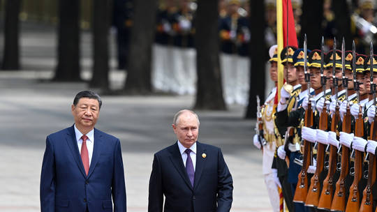 Putin and Xi inspecting guard of honor