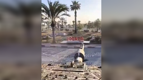 СМОТРЕТЬ: Израильский танк разбил табличку «Я люблю Газу» в Рафахе