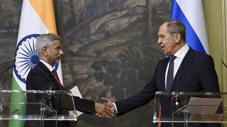 India's Foreign Minister Subrahmanyam Jaishankar (L) shakes hands with Russia's Foreign Minister Sergei Lavrov (R) following their talks in Moscow on December 27, 2023.