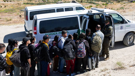 File photo: US Border Patrol picks up migrants who crossed the border from Mexico near San Diego, California, May 26, 2024.