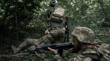 FILE PHOTO. Ukrainian soldiers take part in assault unit training
