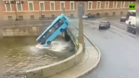 Bus plummets into river in St Petersburg leaving several dead (VIDEOS)