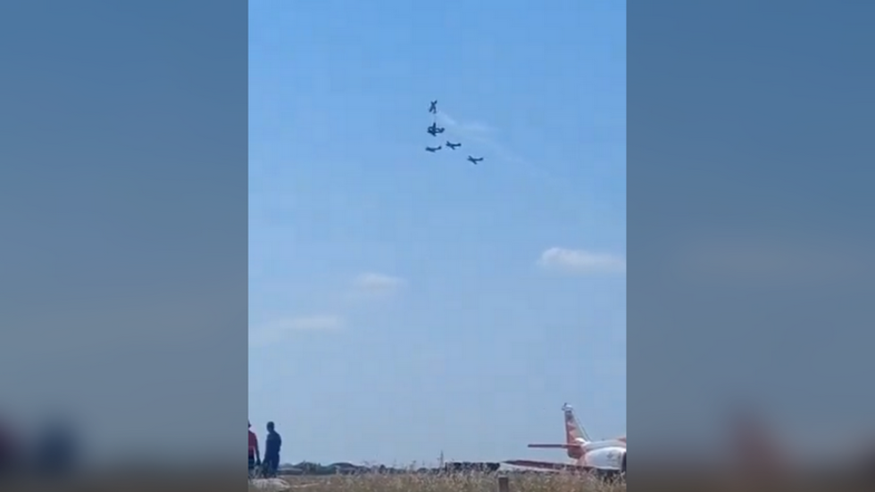 Mid-air collision at airshow leaves one pilot dead (VIDEOS) — RT World News Mid-air collision at airshow leaves one pilot dead (VIDEOS) — RT World News