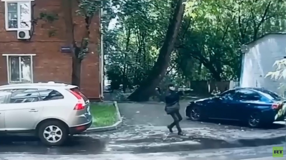 Suspect injured in shootout after gun assassination in Moscow (DISTURBING VIDEOS)