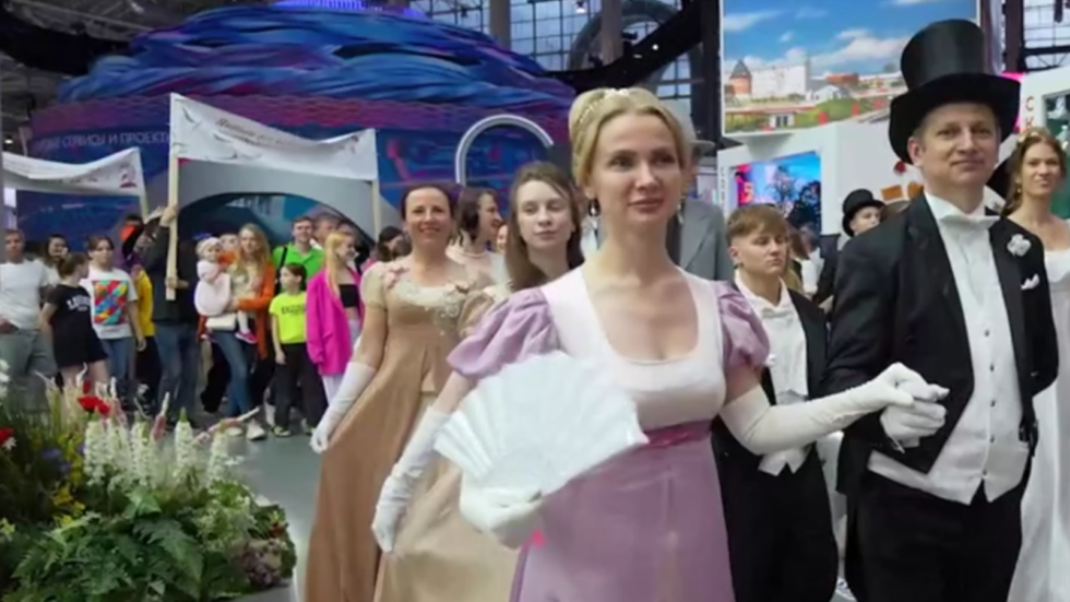 Hundreds join Moscow flash mob to mark Pushkin’s birthday (VIDEO)