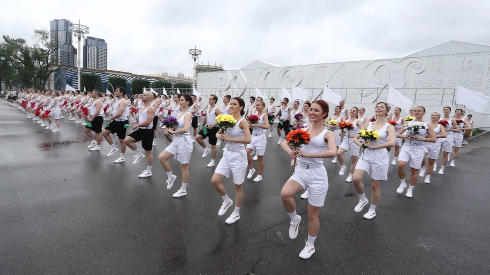 Célèbre défilé d'athlètes soviétiques de 1939 reconstitué à la Russia EXPO