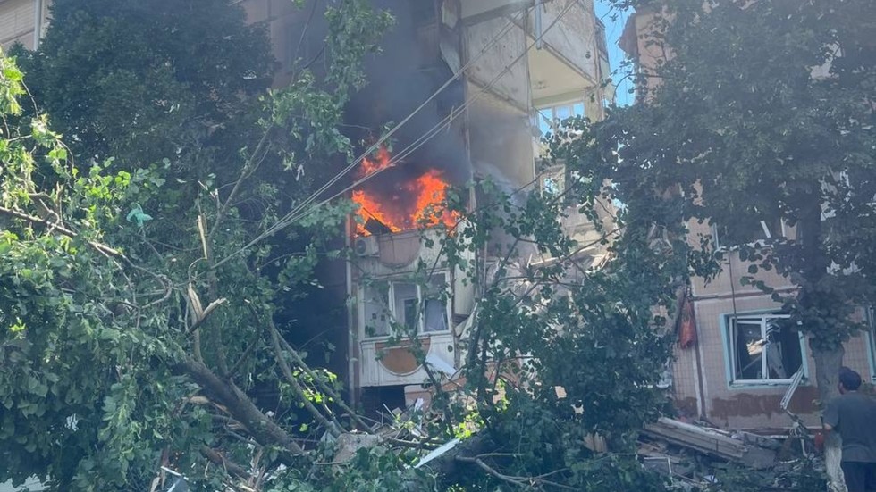 Un bloque de apartamentos se derrumba parcialmente tras el ataque ucraniano a una ciudad rusa