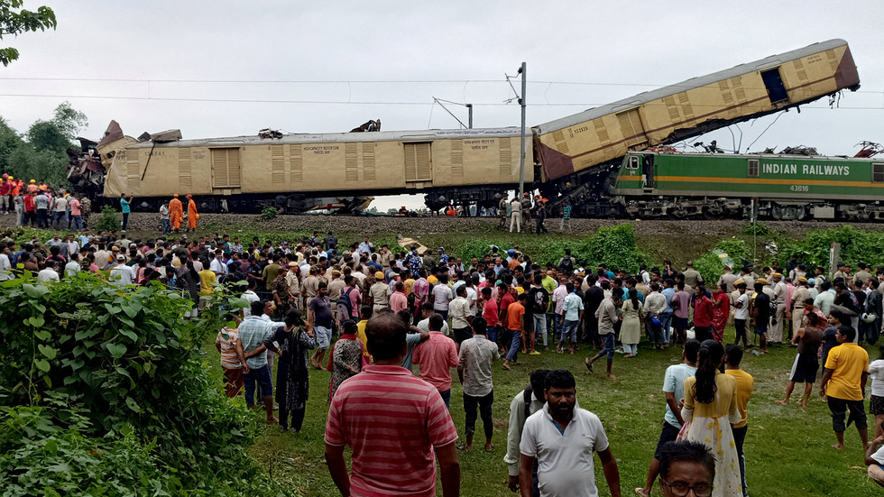 Several dead and dozens injured in Indian train crash — RT India