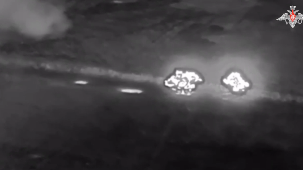 WATCH Russian heavy flamethrower strike Ukrainian positions — RT Russia & Former Soviet Union