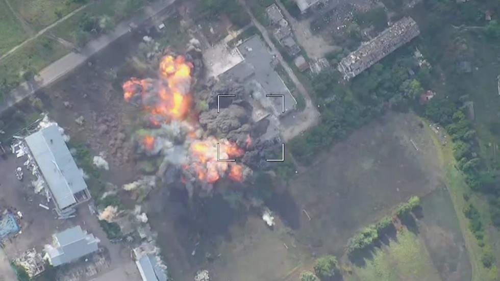 WATCH rare Russian heavy bomb hit Ukrainian positions