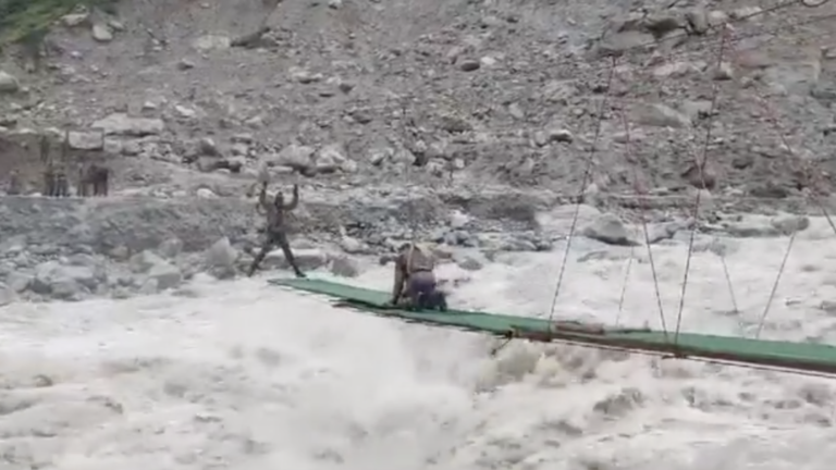 Indian Army builds bridge in 48 hours amid devastating floods (VIDEO)
