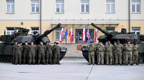 FILE PHOTO. Polish (L) and British (R) soldiers prepare for a visit of the Polish and UK prime ministers and the NATO secretary-general in Warsaw, Poland, April 23, 2024.