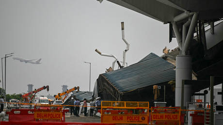 One dead and several injured as Delhi airport roof collapses (VIDEO) 
