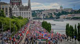 Enorme manifestação anti-guerra na capital de um membro da OTAN (VÍDEOS)