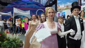 Hundreds join Moscow flash mob to mark Pushkin’s birthday (PHOTO)