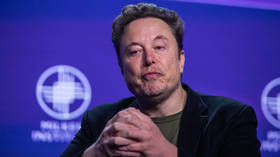 Musk threatens to ban iPhones