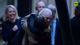 Assange returns home (VIDEO)
