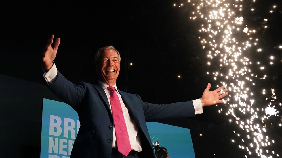 London sounds alarm over ‘Russian bots’ supporting Farage — RT World News