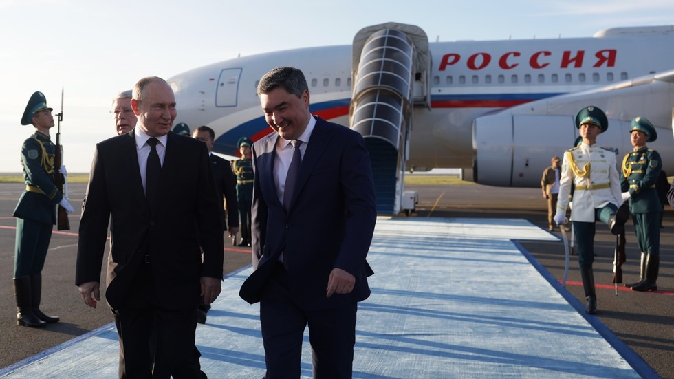 Putin aterriza en Kazajstán para la cumbre de la OCS (VIDEO)